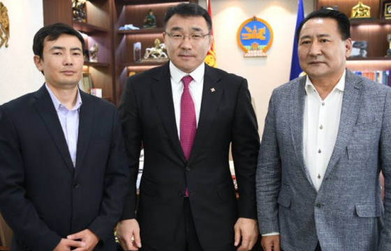 ШУТИС-ийн Төгсөгчдийн холбооноос Хотын даргыг хүндэт гишүүнээр өргөмжиллөө