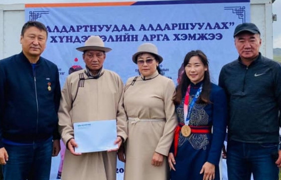 Б.Болортуяад гурван байр бэлэглэжээ 