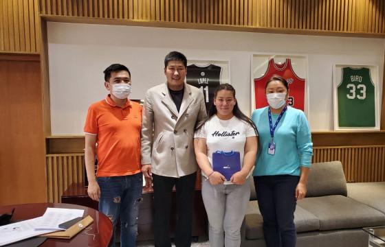 Гавьяат тамирчин М.Анхцэцэгт хүндэтгэл үзүүллээ