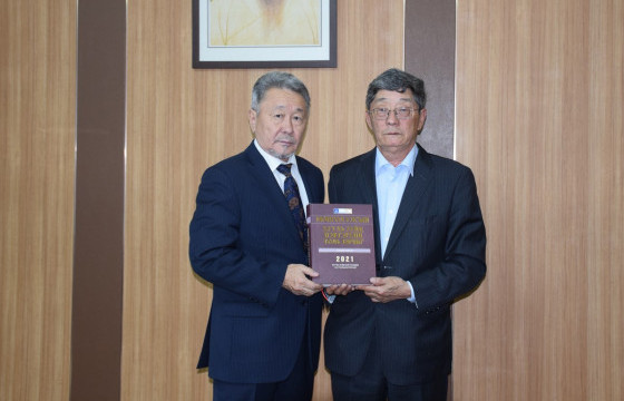 “Монголын хууль зүйн нэвтэрхий толь бичиг” бүтээлийн дээжсээс Шинжлэх ухааны академид гардуулав