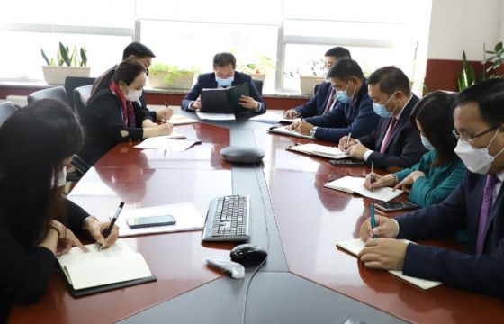 Хичээлийн шинэ жилийн үзэсгэлэн худалдаа зохион байгуулах бэлтгэлийг хангаж байна