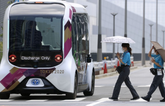 Паралимпын тамирчин автомат жолоодлоготой автобусанд мөргүүлжээ