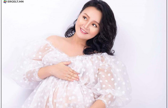 Жүжигчин Д.Оюунтуул хоёр дахь хүүхдээ өлгийдөн авлаа