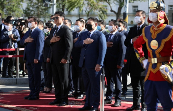 Хэлмэгдэгсдийн хөшөөнд цэцэг өргөж, хүндэтгэл үзүүллээ