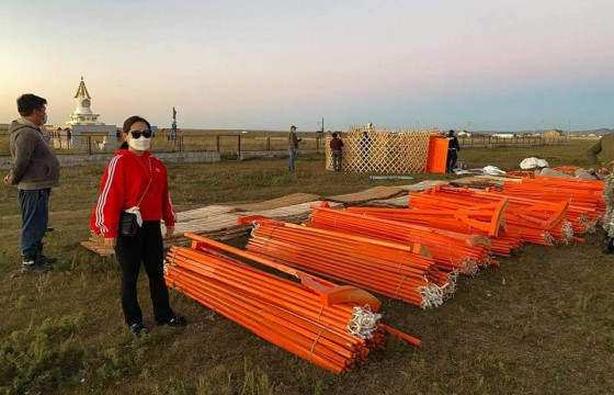 УОК-ын шийдвэрээр орон гэргүй болсон 12 өрхөд гэр бэлэглэжээ  