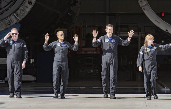 “SpaceX” анх удаа энгийн иргэдийг сансарт нисгэжээ