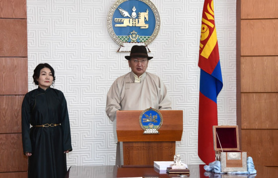 Монгол Улсын хуулийн уг эх дээр Төрийн тамга дарлаа