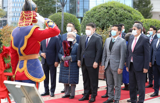 Ю.Цэдэнбалын хөшөөнд цэцэг өргөж, хүндэтгэл үзүүллээ