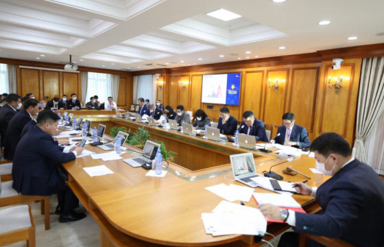 Засгийн газар хуралдаж байна