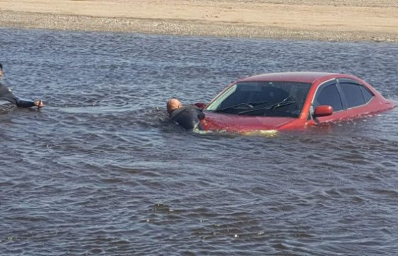 Усанд суусан автомашиныг гаргахаар гол руу орж живсэн иргэнийг олоогүй байна 