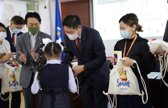 Баянгол дүүргийн 50 хүүхдэд гар утас бэлэглэжээ