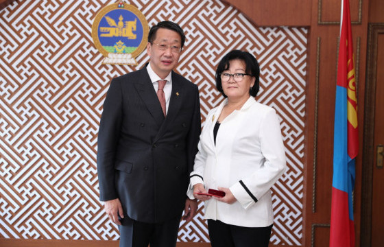 Сургууль, цэцэрлэгт олон жил ажилласан тогооч нарыг шагналаа