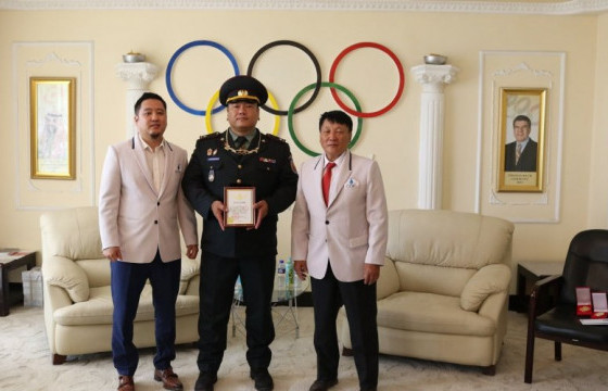 Паралимпийн аварга Э.Содномпилжээг 