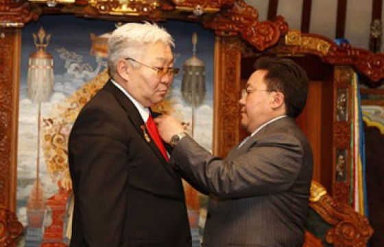 Э.Бат-Үүл: Улсын баатрынхаа тэмдгийг эзэнд нь зүүж өгье