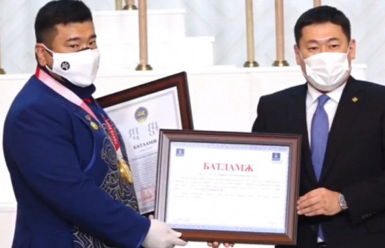 Ерөнхий сайд олимп, паралимпын наадмаас медаль хүртсэн тамирчдад урамшуулал олгож, шагнал гардуулж байна