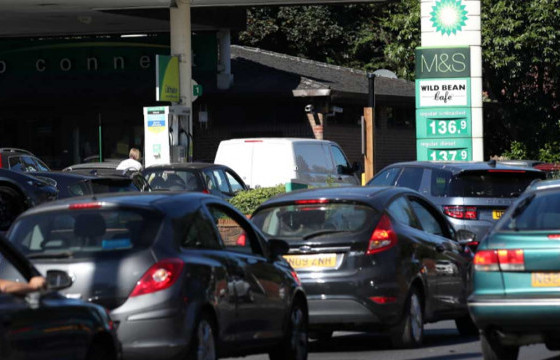 Англид шатахууны хомсдол үүсэж, шатахуун станцуудыг цэрэг цагдаагийн хамгаалалтад авчээ