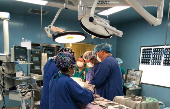 Хоёр сартай нярайд хагалгаа хийж, нэг кг хавдар авчээ