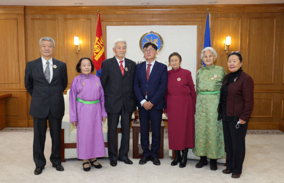 Санхүүгийн салбарт олон жил ажилласан ахмадуудыг Төрийн дээд одон медалиар шагналаа  