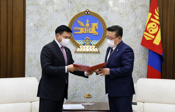 Чөлөөт бүсийн тухай хуульд нэмэлт, өөрчлөлт оруулах тухай хууль болон Тогтоол хүчингүй болсонд тооцох тухай тогтоолын төслийг УИХ-ын даргад өргөн барилаа