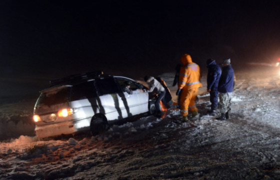Увс аймагт цас орж, хоёр автомашин саатжээ