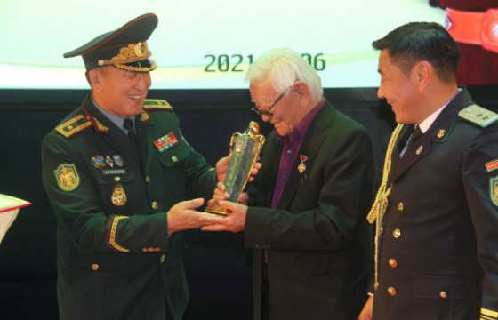 Ардын уран зохиолч П.Бадарчийн хил, хилчдэд зориулан туурвисан 30 гаруй бүтээлд нь ХХБ-ын тэргүүн дээд шагналыг гардууллаа