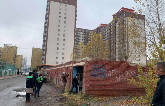Сүхбаатар дүүрэгт зөвшөөрөлгүй барьсан 17 тоосгон гараашийг буулгажээ