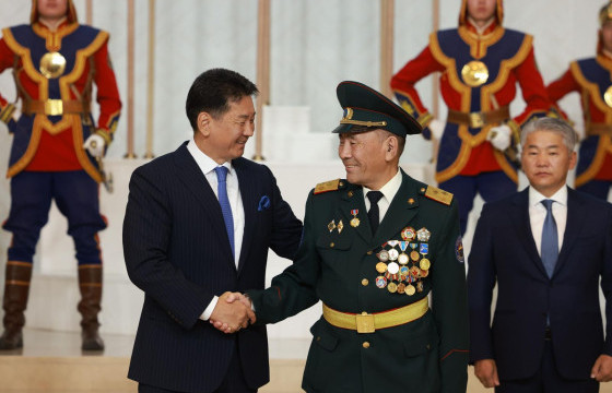 Батлан хамгаалах салбарын багш, мэргэжилтэн, ажилчдад төрийн дээд шагнал хүртээлээ