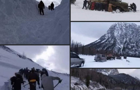 Рэнчинлхүмбэ сумын Тамгын газрын дарга: Хорьдлын даваа цасанд боогдож, хоёр хоног ачаатай автомашинаар зам гаргалаа