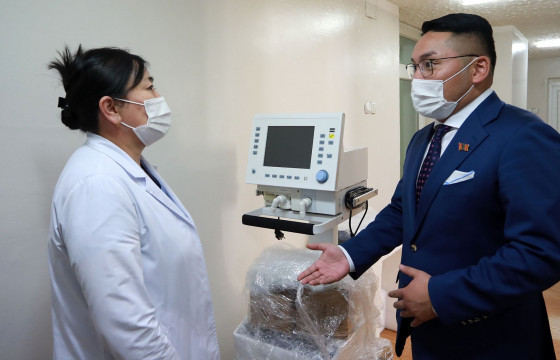 ЭХЭМҮТ-д амьсгалын аппарат хандивлалаа