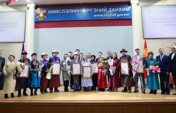 Нийслэлийн шилдэг есөн өрх шагналаа гардлаа