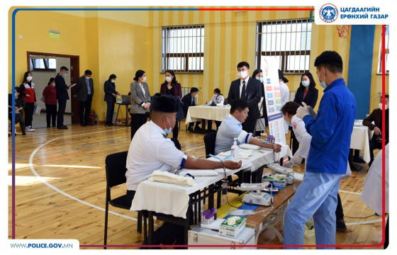 Албан хаагчид цусаа хандивлажээ