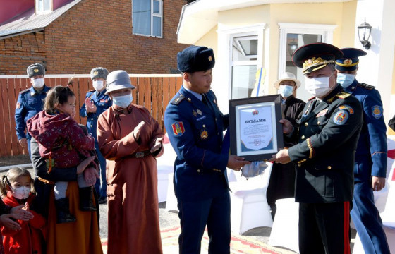 Гал сөнөөгчийн гэр бүлд жишиг байшин барьж өглөө