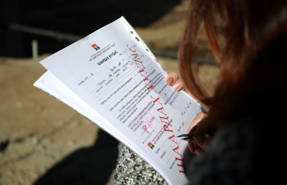 Явган хүний замыг хааж хашаа татсан барилгын компанид шаардах хуудас хүргүүлжээ