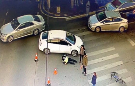 Жолооч Б: Машиндаа архи уугаад, уулзвар гарах үедээ цагдаагийн алба хаагчийг мөргөчихлөө