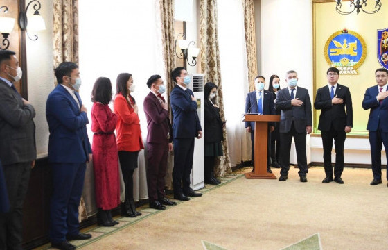 Нийслэлийн нутгийн захиргааны байгууллагуудын төрийн албан хаагчид тангараг өргөлөө