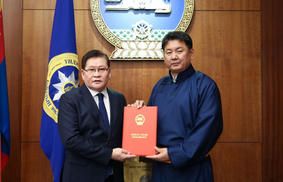 Элчин сайд нарт Итгэмжлэх жуух бичгийг нь гардууллаа