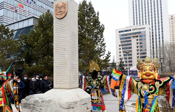 Нийслэлийн удирдлагууд Мэлхийт хөшөөнд хүндэтгэл үзүүлж, Сүлдэт хуураа цэнгүүллээ