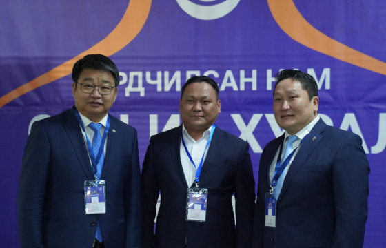 Ардчилсан намын Онц их хуралд бүлгийн бүх гишүүн очжээ