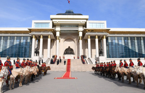 Хотын дарга Чингис хааны хөшөөнд хүндэтгэл үзүүллээ