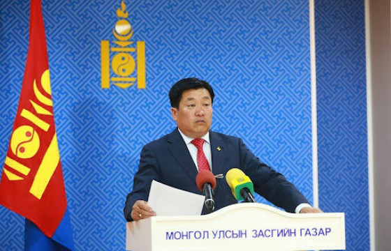 Б.ЭНХ-АМГАЛАН: Уртнасан сайд аа, тушаалаа засахгүй бол та бид хоёр Үндсэн хуулийн Цэц дээр уулзана шүү