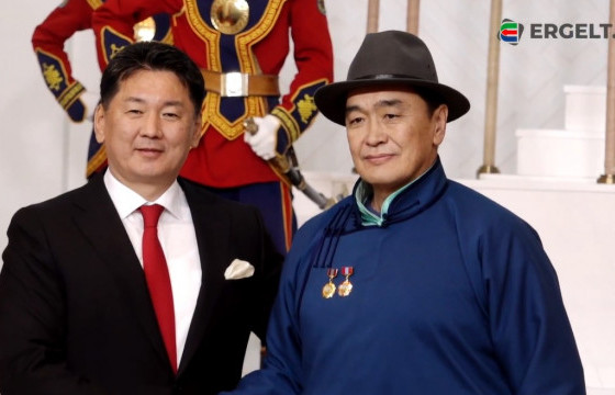 Ардын жүжигчин Б.ЖАРГАЛСАЙХАН: Монголын театрын урлаг мандан бадарч, өнө мөнхөд орших болтугай