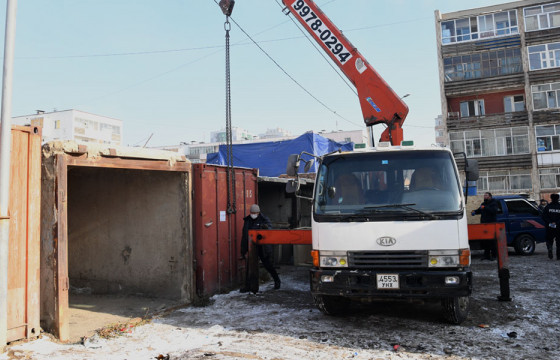Зөвшөөрөлгүй барьсан гараашийг буулган, газар чөлөөлж байна