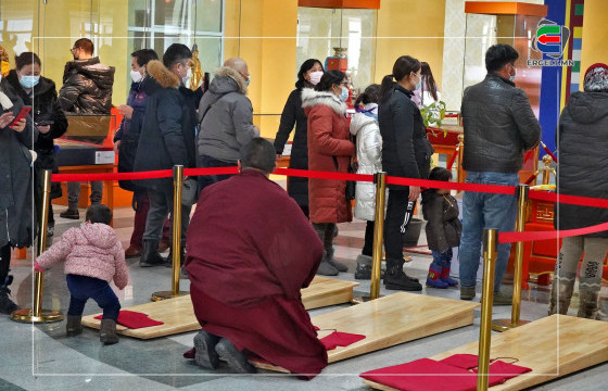 “Зулын 25”-ны өдөр сүсэгтэн олон ном уншиж, зул өргөх нь ихэсжээ