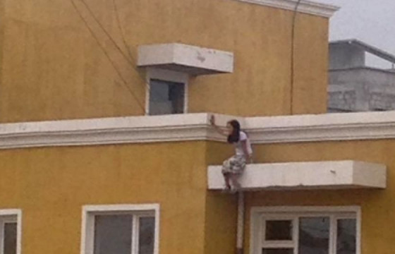 Гэрийнхээ цонхоор үсрэх гэж байсан эмэгтэйг аварчээ