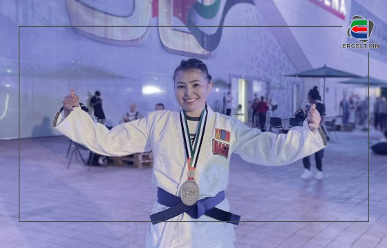 Т.ЦЭНД-АЮУШ: Дэвжээн дээр өөрөө өөртэйгээ ярьж, барилддаг