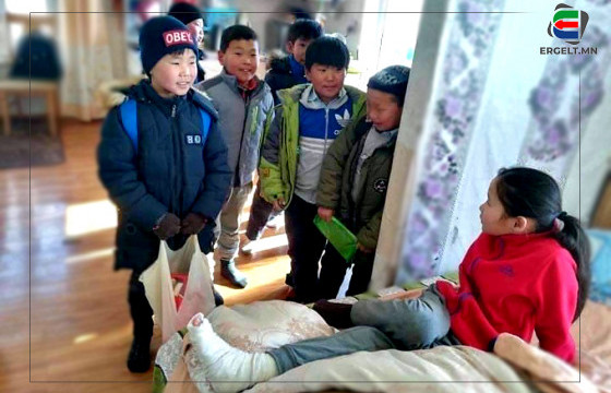 Б.АГЬ-ҮЖИН: Ангийн хөвгүүд маань намайг эргэж ирэхдээ нохойд хөөгдөөд, уутаа урчихсан гэсэн