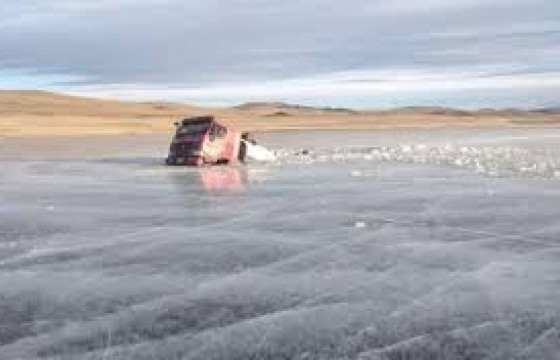 Шатахуун тээвэрлэж яваад Дөрөлж нуурт живсэн автомашиныг татан гаргах ажиллагаа үргэлжилж байна