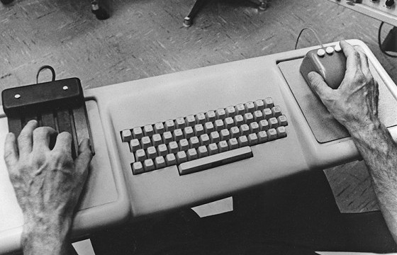 ЭНЭ ӨДӨР ДЭЛХИЙН ТҮҮХЭНД: Компьютерийн хулганыг бүтээсэн программыг анх удаа олон нийтэд танилцуулжээ