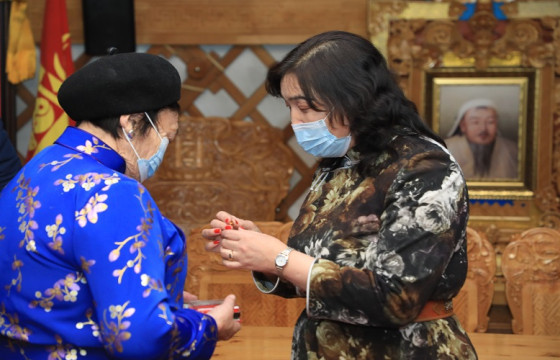 Эрдэнэт хотын анхдагчдыг шагнаж урамшууллаа