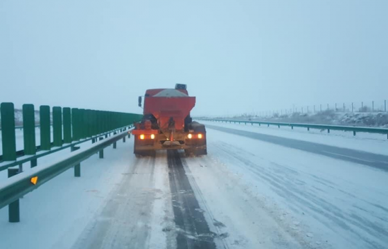  Халтиргаа гулгаатай талбай, өгсүүр замуудад давс, бодис цацаж байна